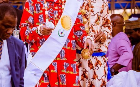 SHITTIMA’S WARM HANDSHAKE ACROSS THE NIGER.