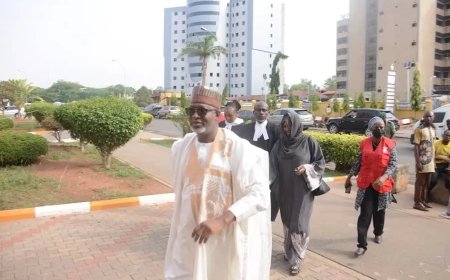 Photos: N2.7bn fraud: Buhar’s ex-minister Sirika, daughter arrive court