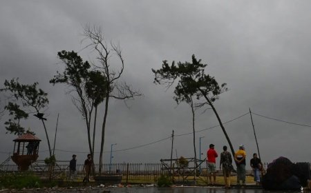 More than a million Indians flee as cyclone approaches