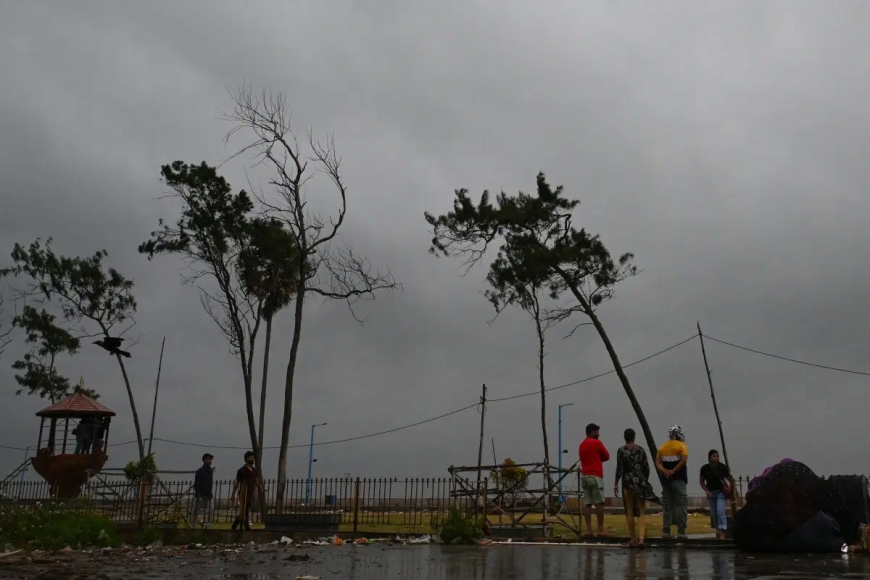 More than a million Indians flee as cyclone approaches