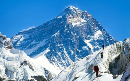 First Everest death of climbing season recorded