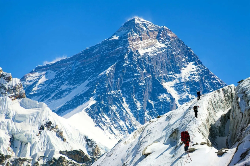 First Everest death of climbing season recorded