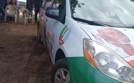 Group  Donates Two Sienna Vans to Governorship Aspirant